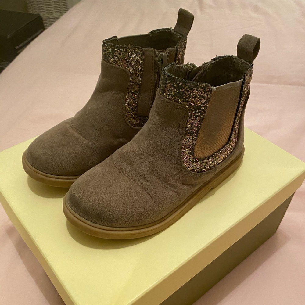 Tucker & Tate Edna Taupe Faux Suede in Size 8.